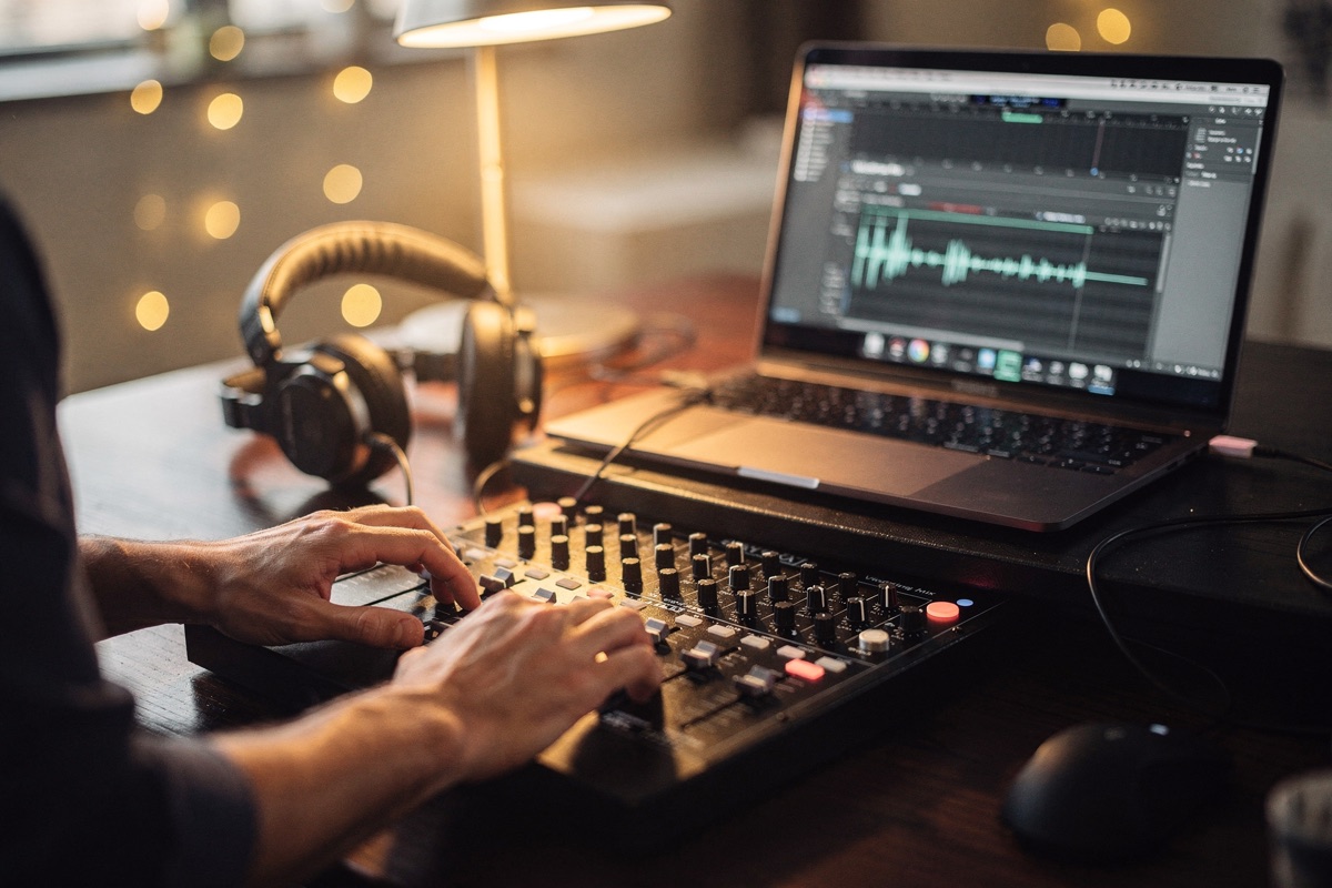 Hände am Mischpult beim professionellen Schnitt eines Hochzeitsmix im Tonstudio